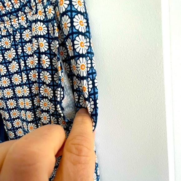 Rayon spandex skirt with pockets like new condition. Lightweight. - Picture 2 of 5